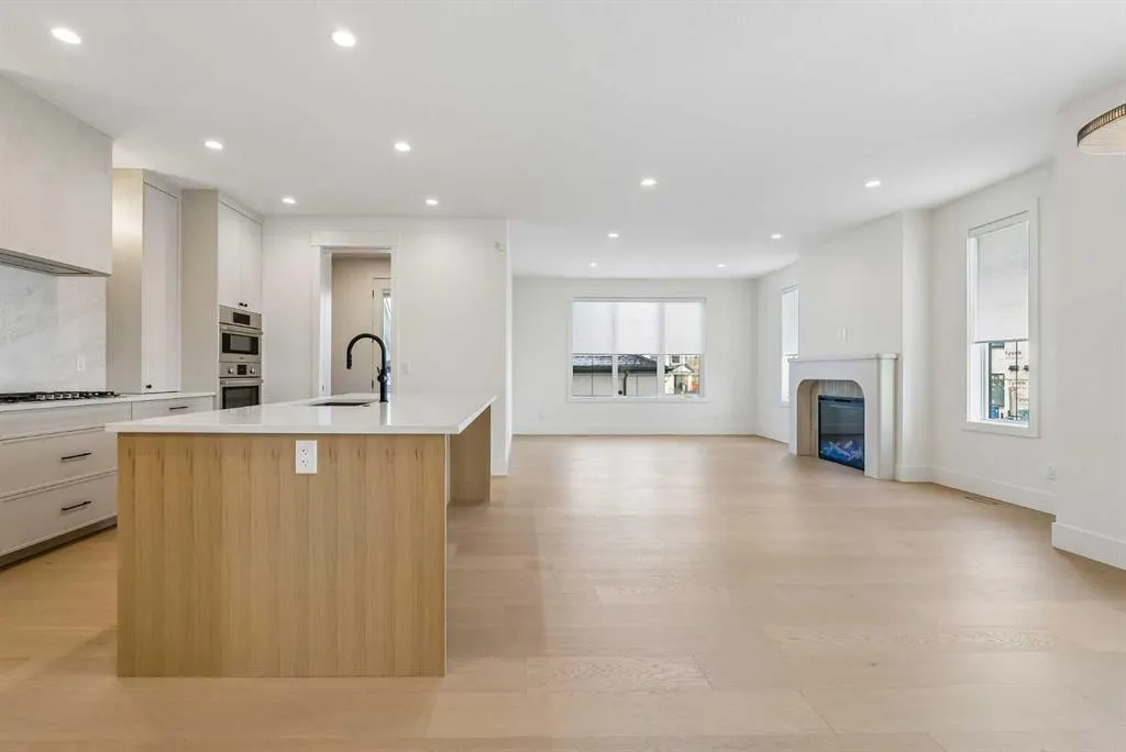 218 Calais Drive SW