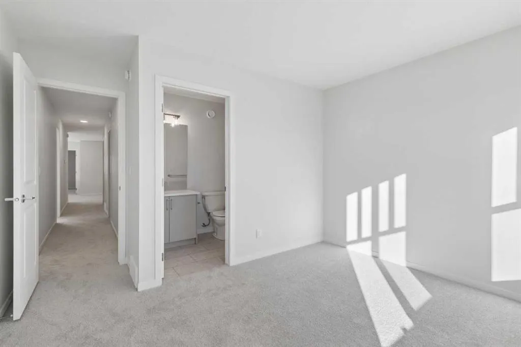 468 Buffaloberry Manor SE