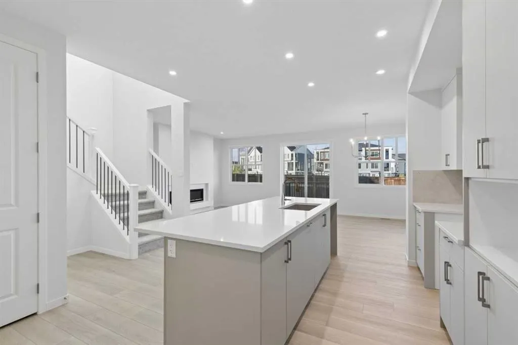 468 Buffaloberry Manor SE