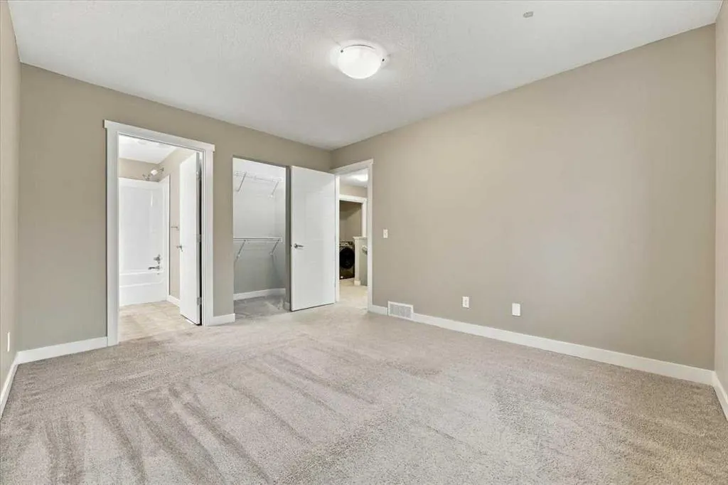 319 Redstone View NE