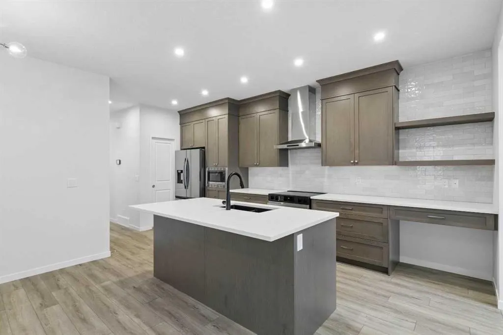 652 Buffaloberry Manor SE