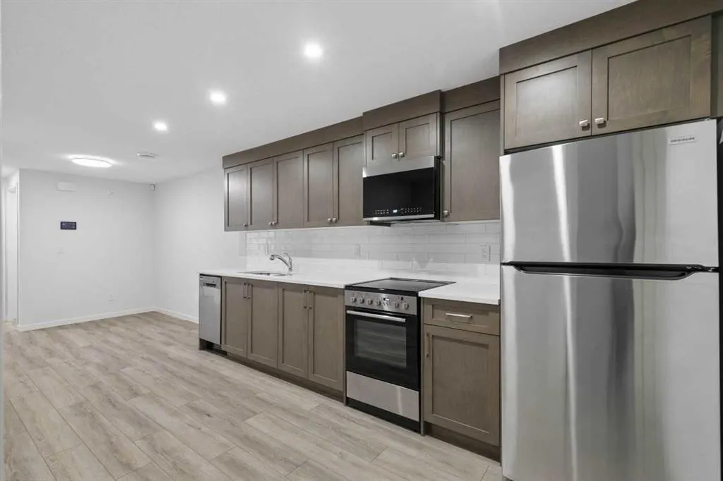 652 Buffaloberry Manor SE