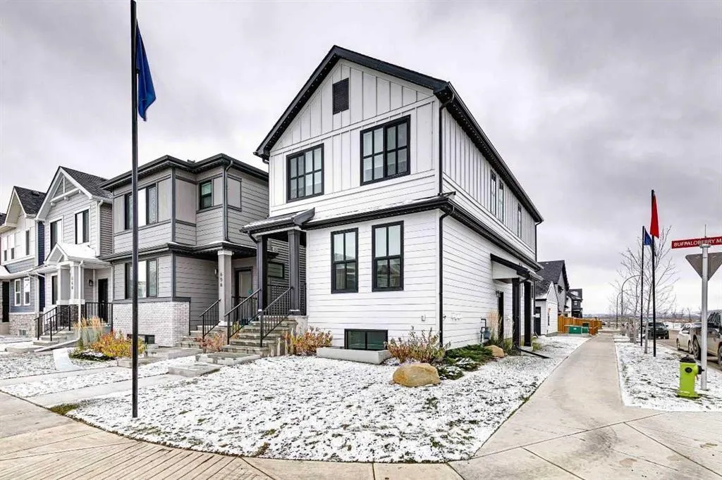 652 Buffaloberry Manor SE