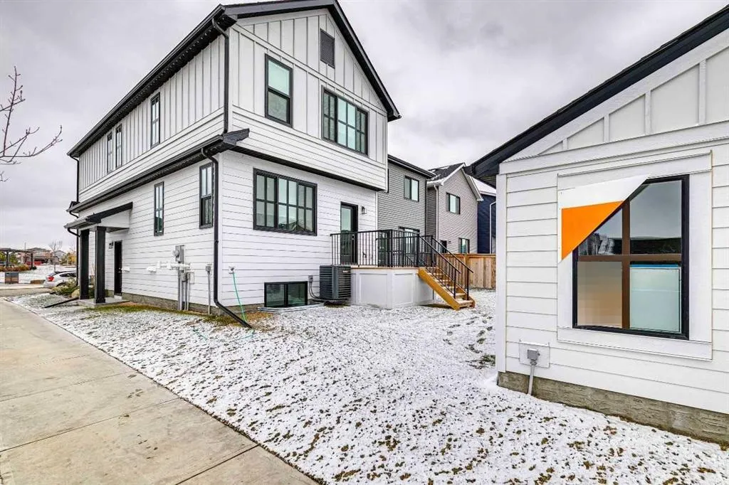 652 Buffaloberry Manor SE