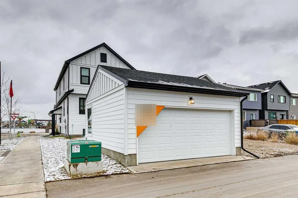 652 Buffaloberry Manor SE
