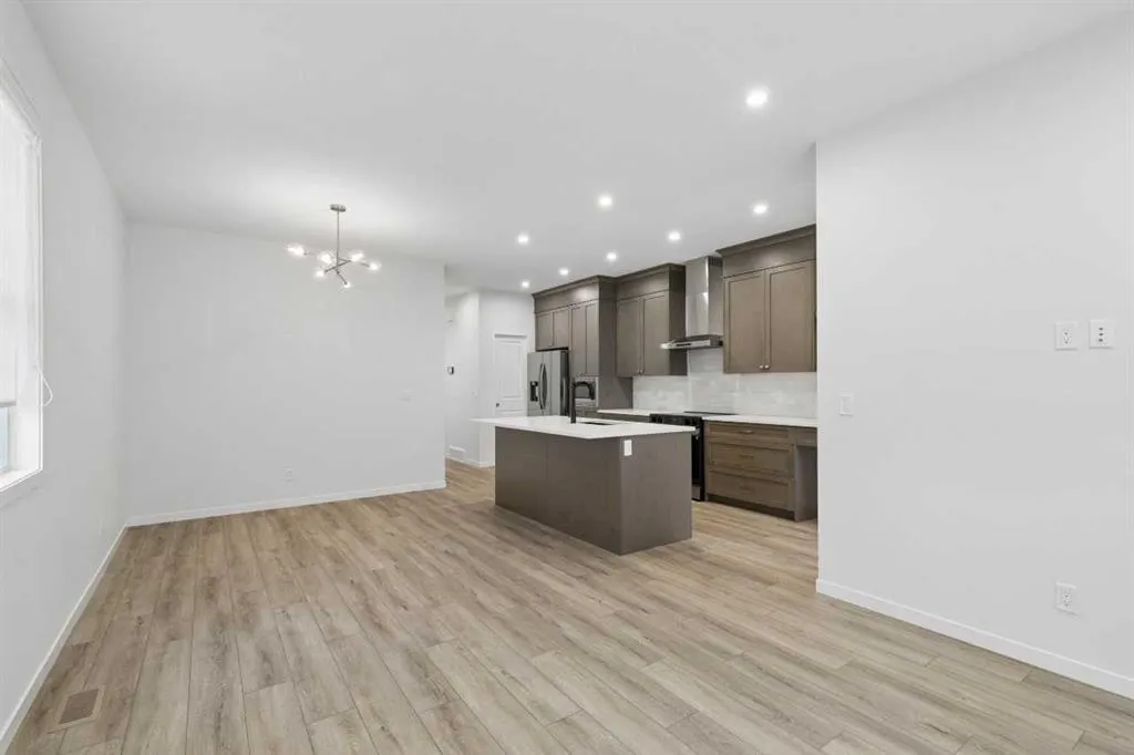 652 Buffaloberry Manor SE