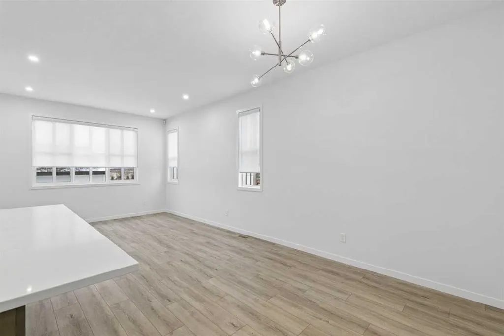 652 Buffaloberry Manor SE