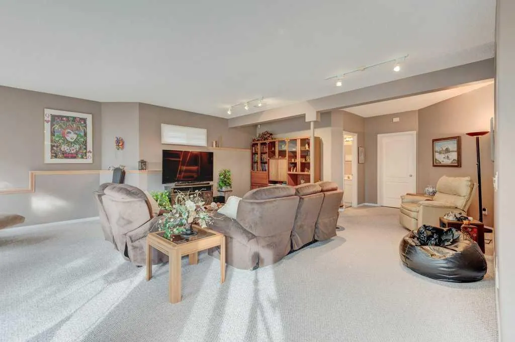 214 Douglas Glen Gardens SE