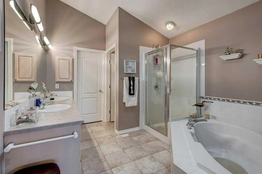 214 Douglas Glen Gardens SE