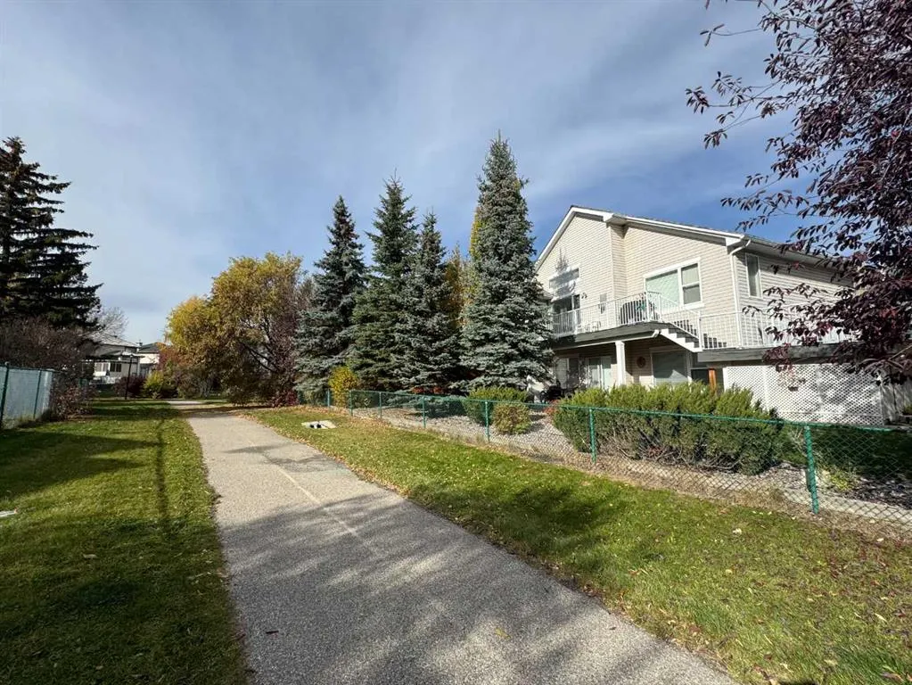 214 Douglas Glen Gardens SE