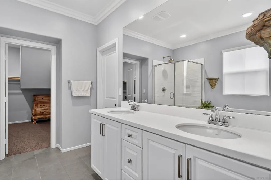 4077 E Groveland Dr