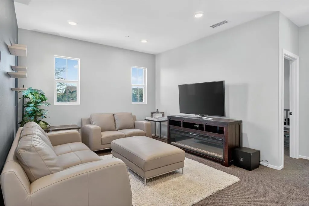 4077 E Groveland Dr