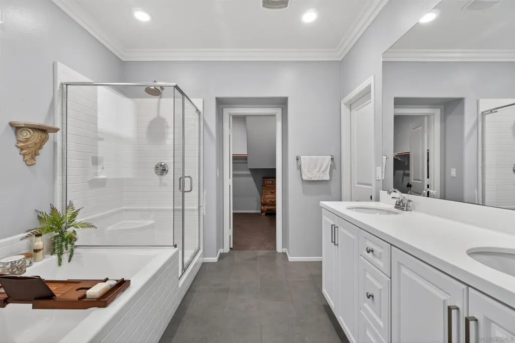 4077 E Groveland Dr