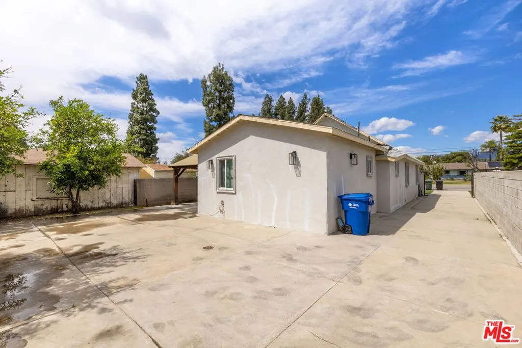2028 E Cienega Avenue