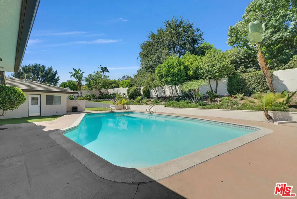 1025 W Sierra Madre Avenue
