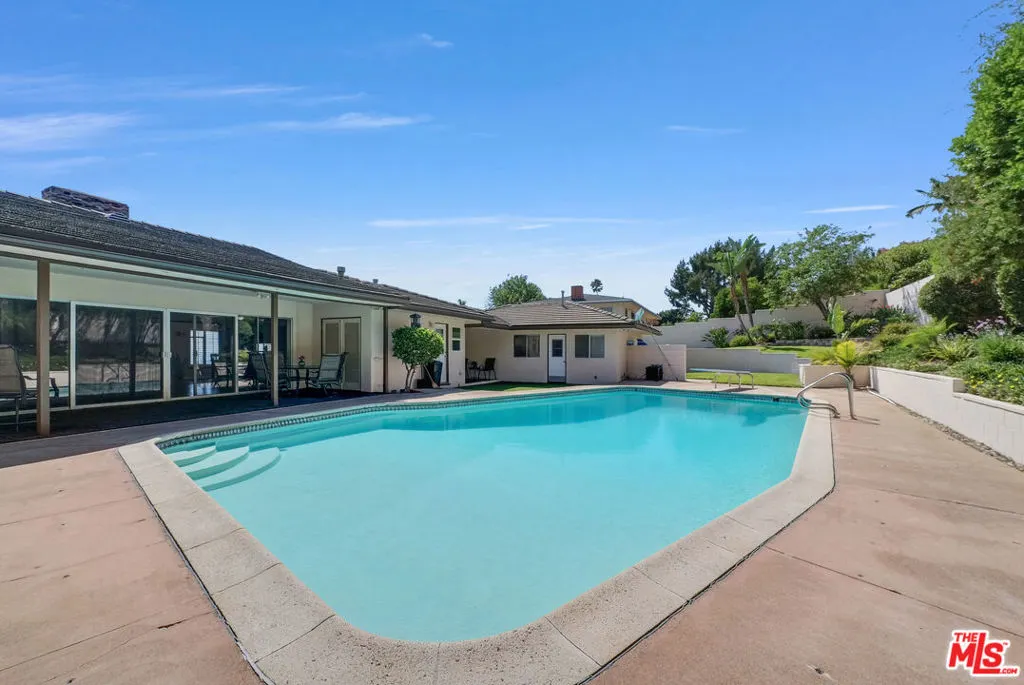 1025 W Sierra Madre Avenue