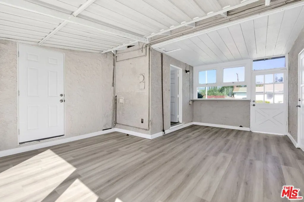 5042 N Glendora Avenue