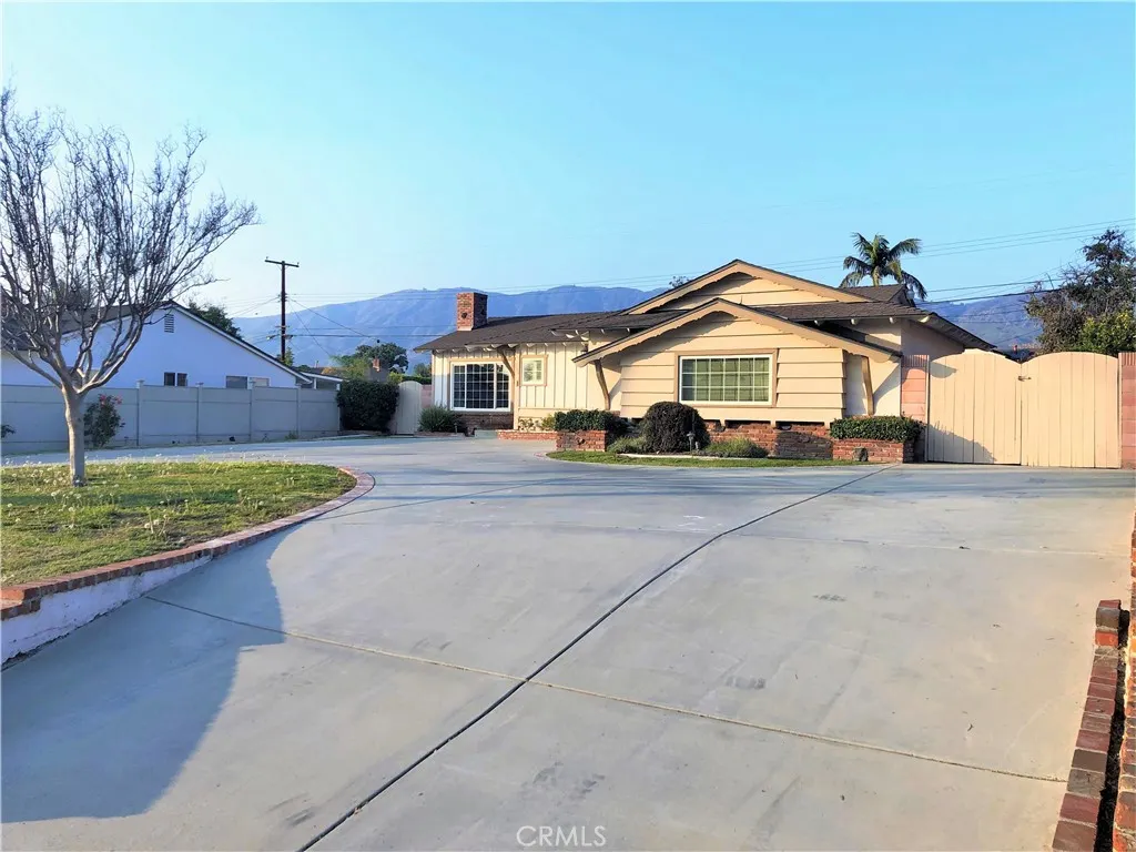 943 E Foothill Boulevard