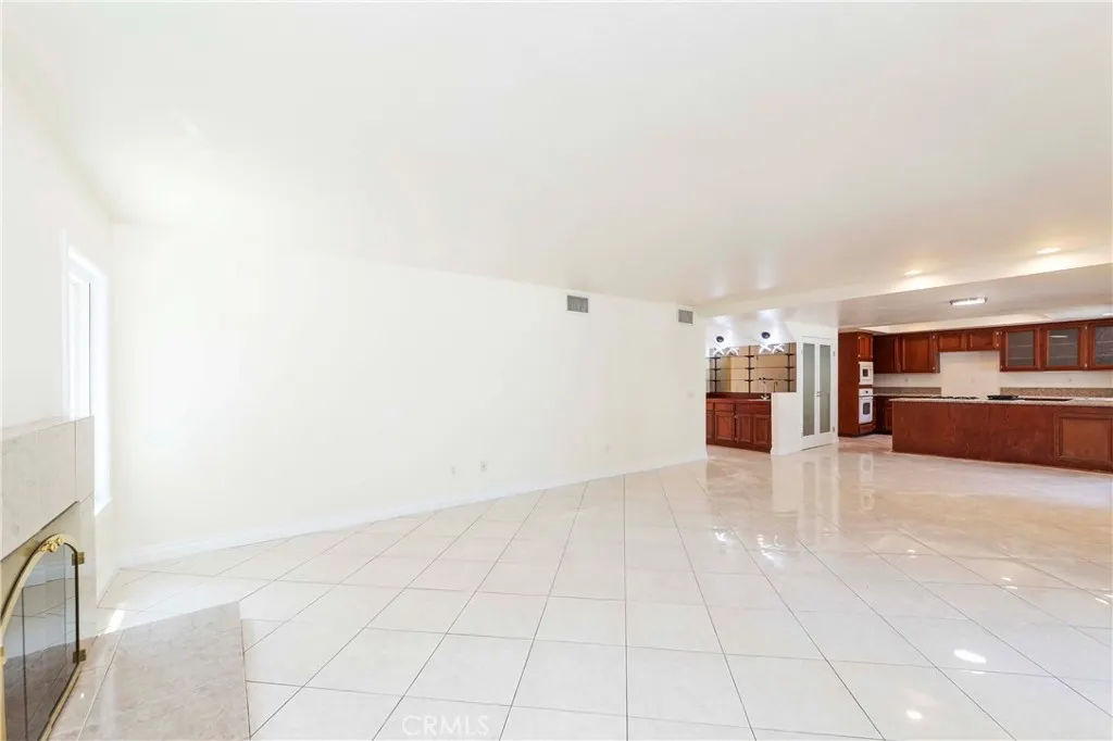 3025 E Hillside Drive