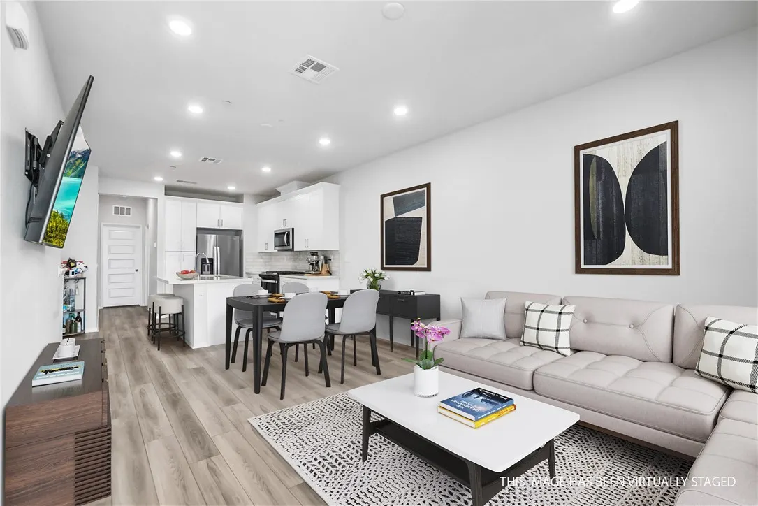 218 Lockhart Way