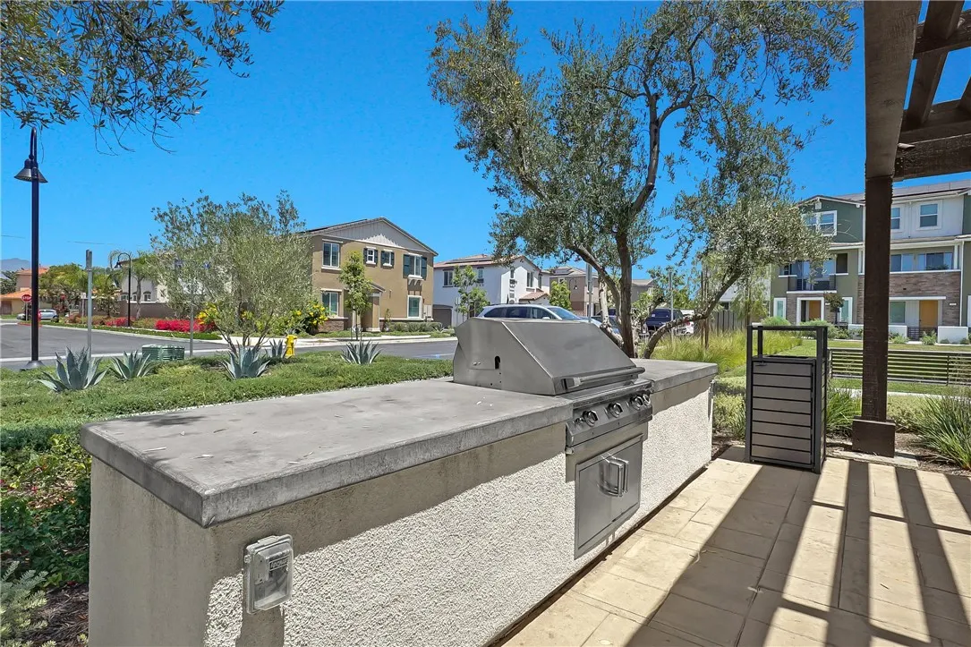 218 Lockhart Way