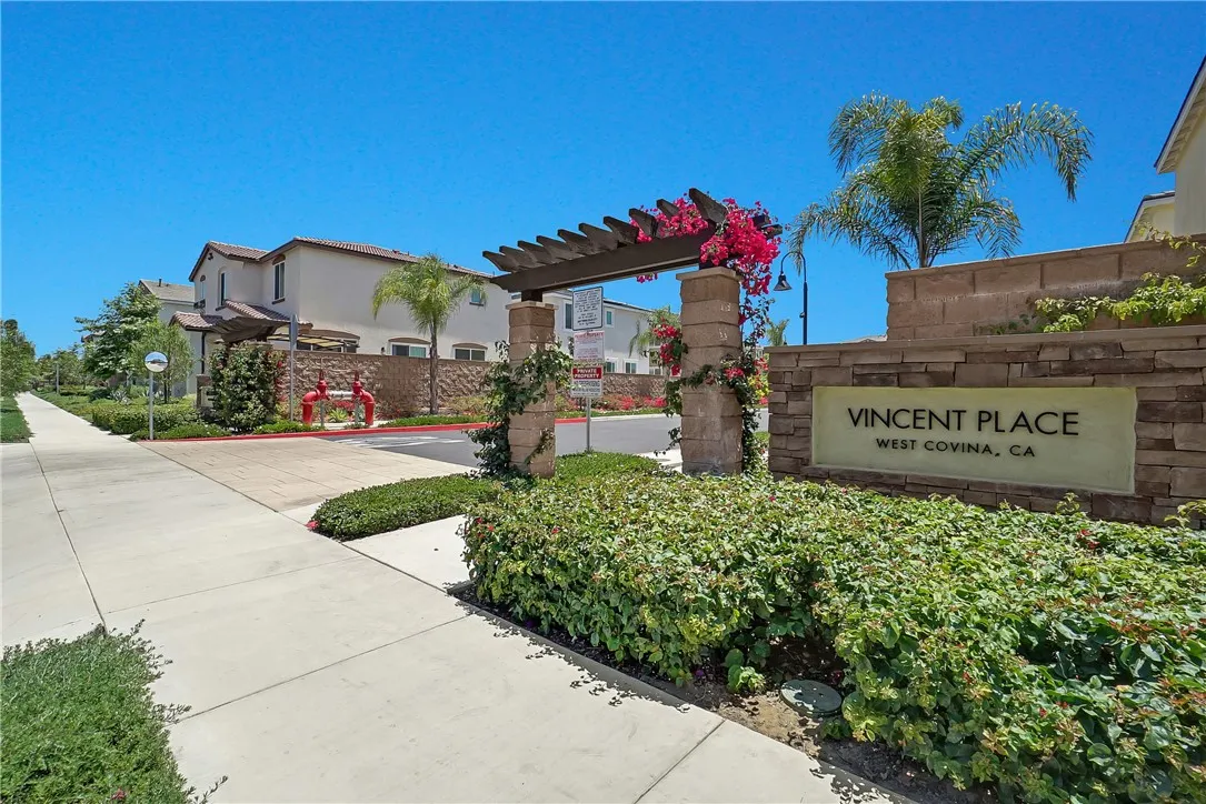 218 Lockhart Way