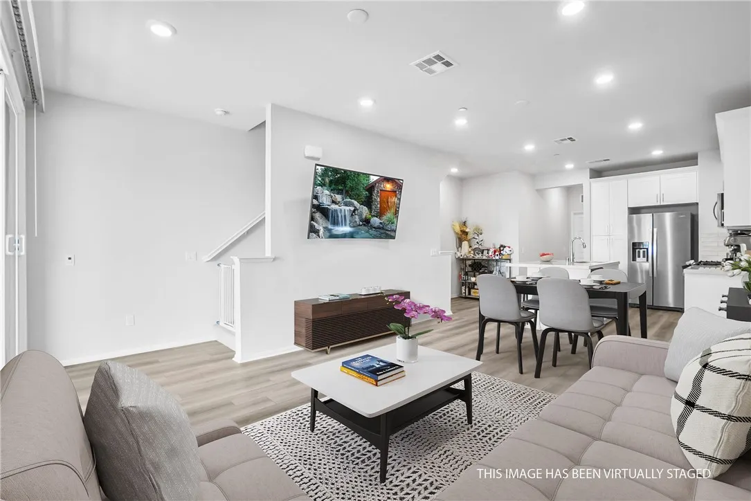 218 Lockhart Way
