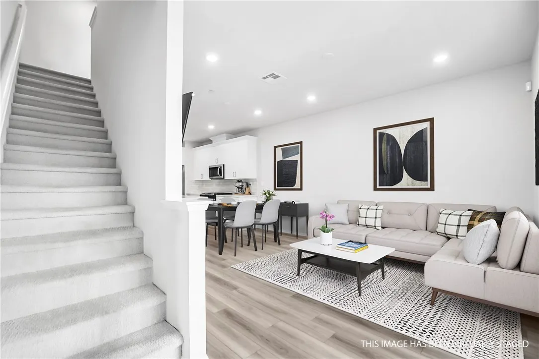 218 Lockhart Way