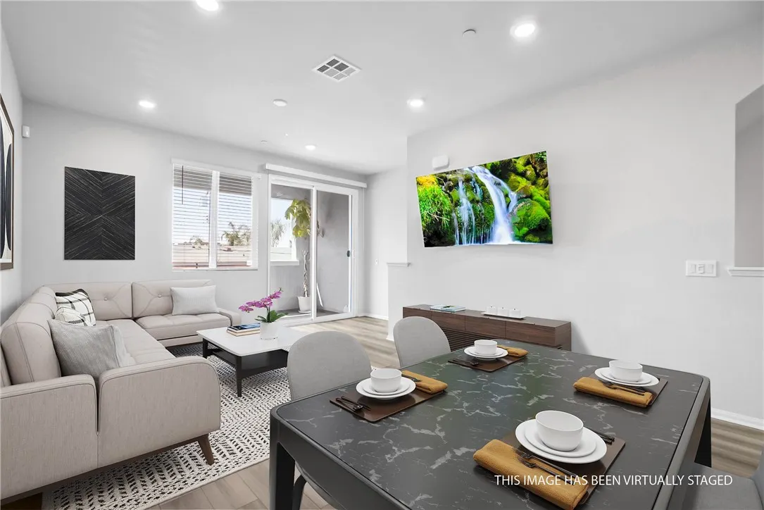 218 Lockhart Way