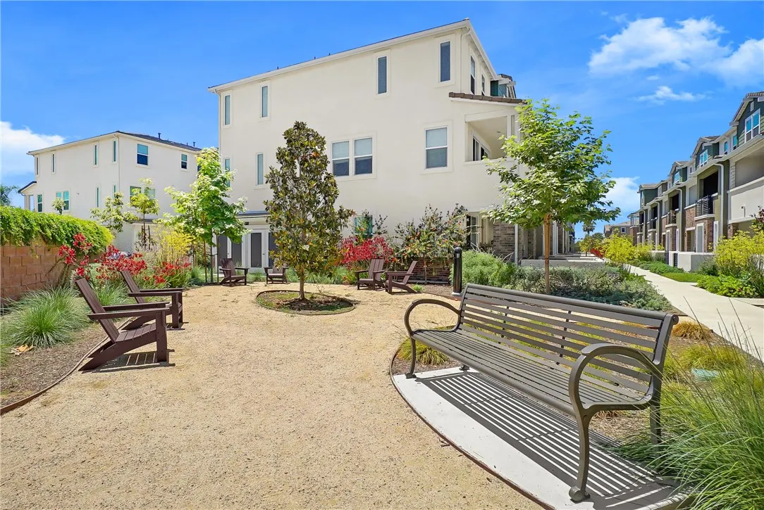 218 Lockhart Way