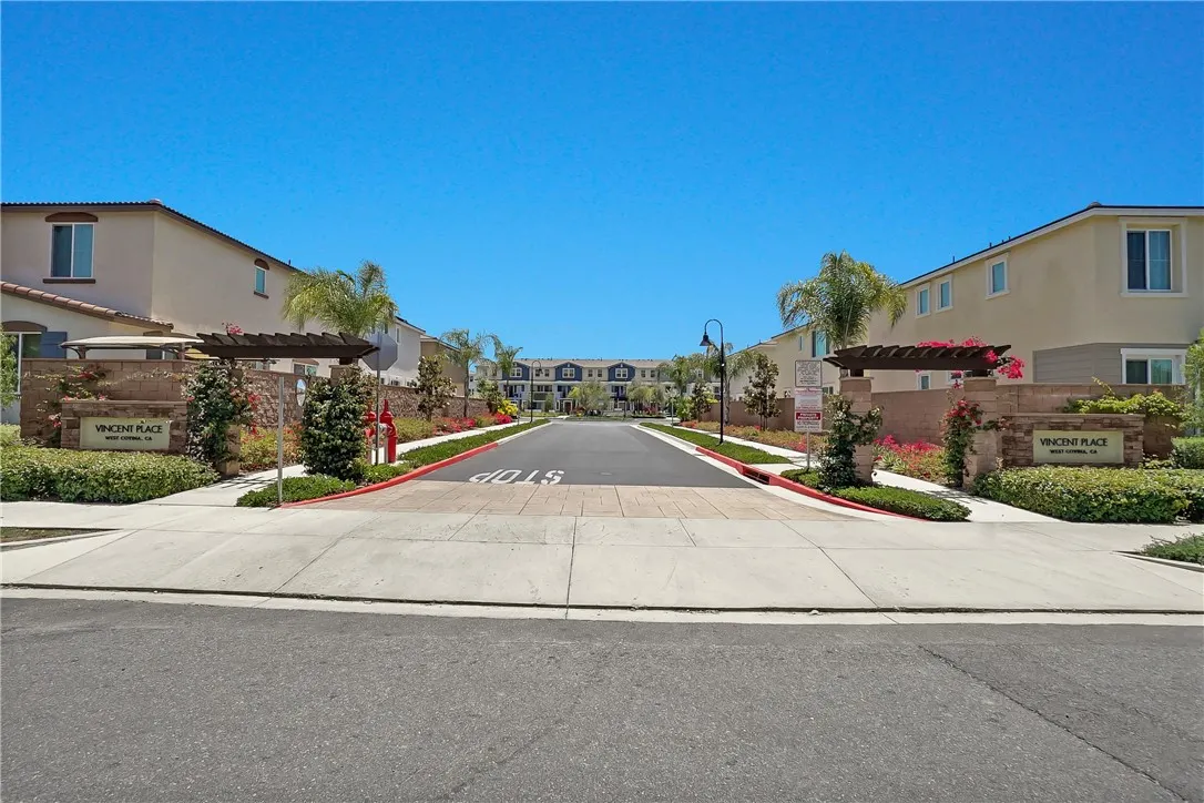 218 Lockhart Way