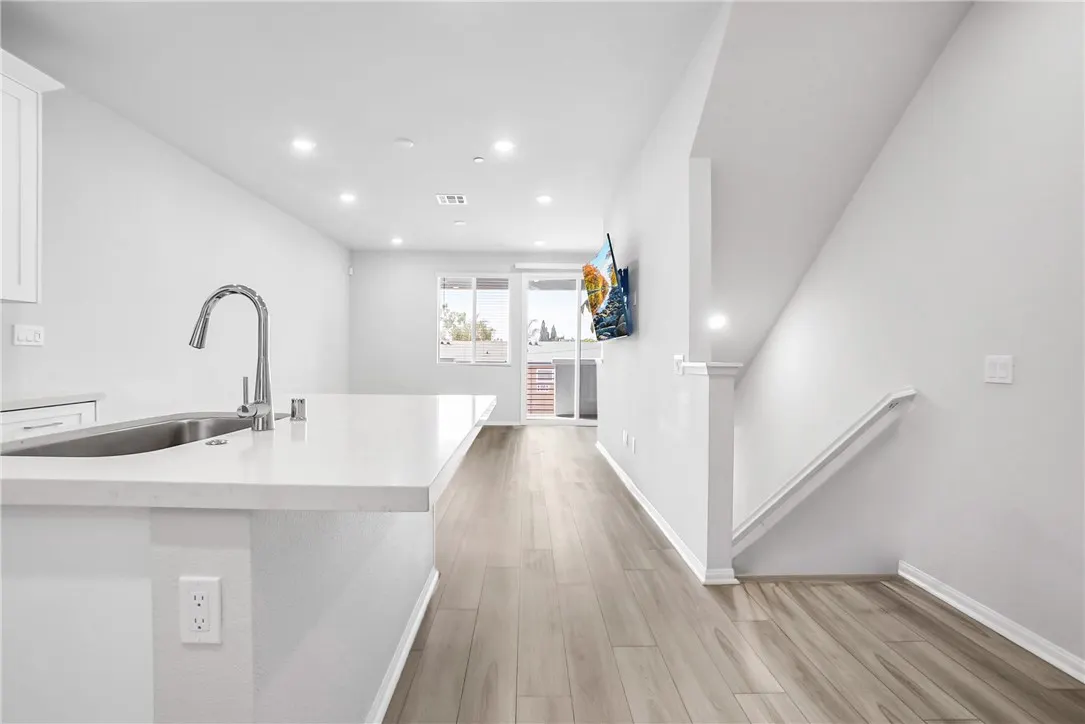 218 Lockhart Way