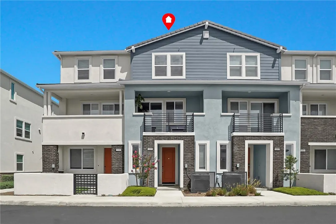 218 Lockhart Way
