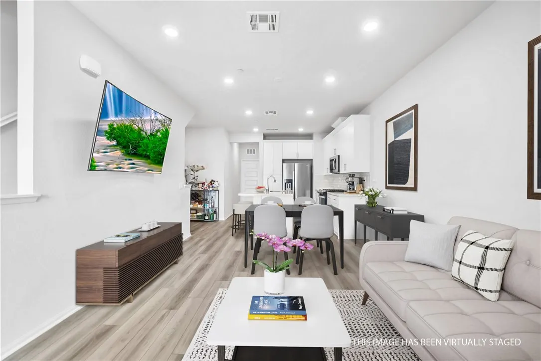 218 Lockhart Way