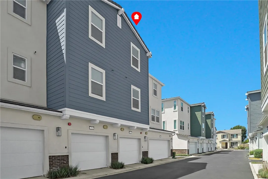 218 Lockhart Way