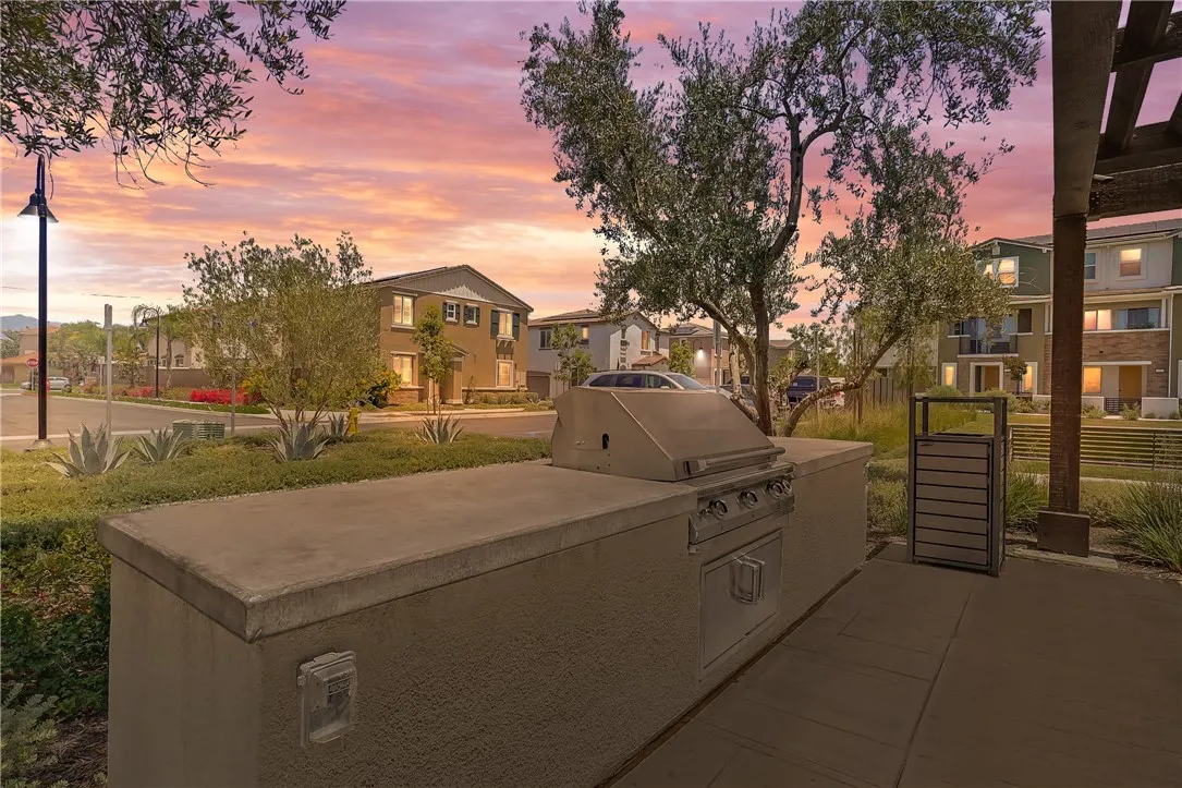 218 Lockhart Way