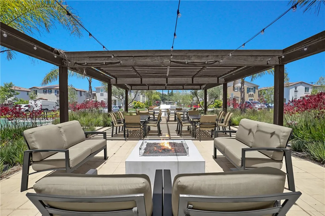 218 Lockhart Way