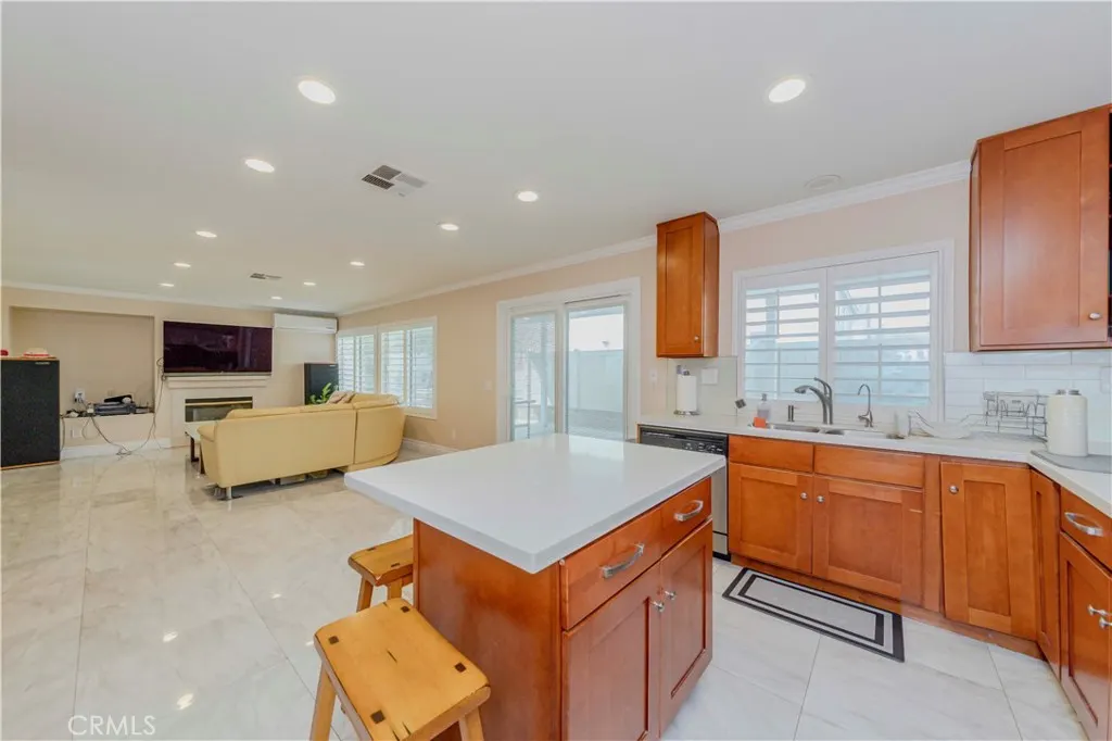 1528 W Delvale