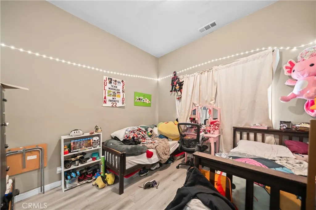 370 N Palomares