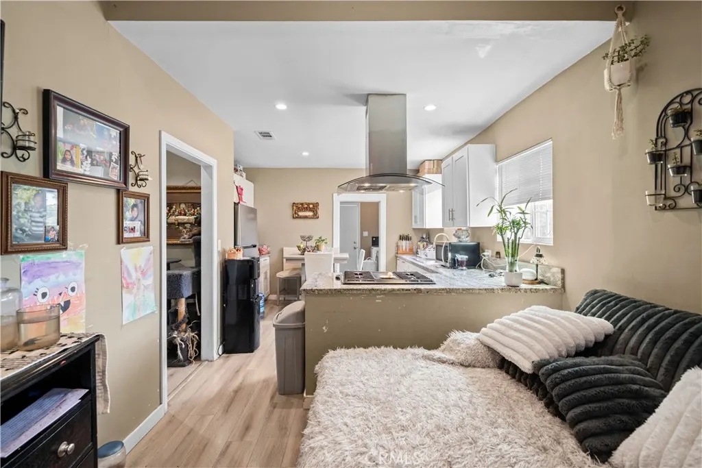 370 N Palomares