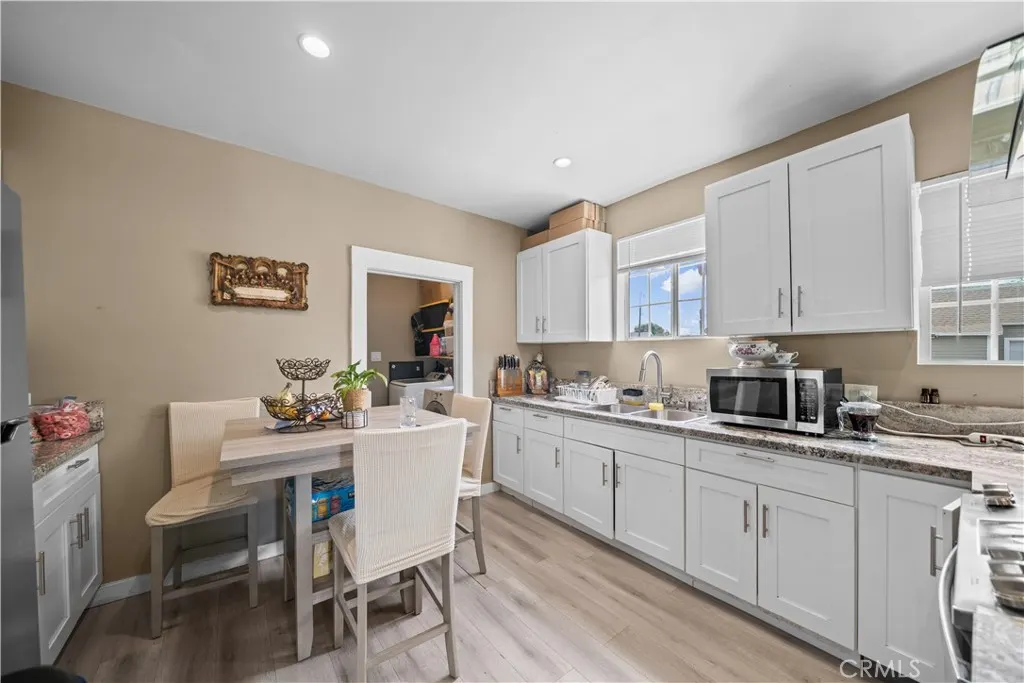370 N Palomares