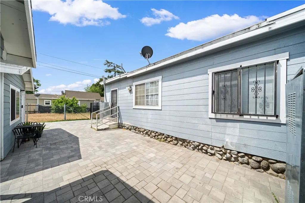 370 N Palomares