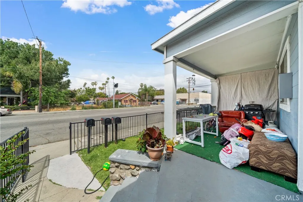 370 N Palomares