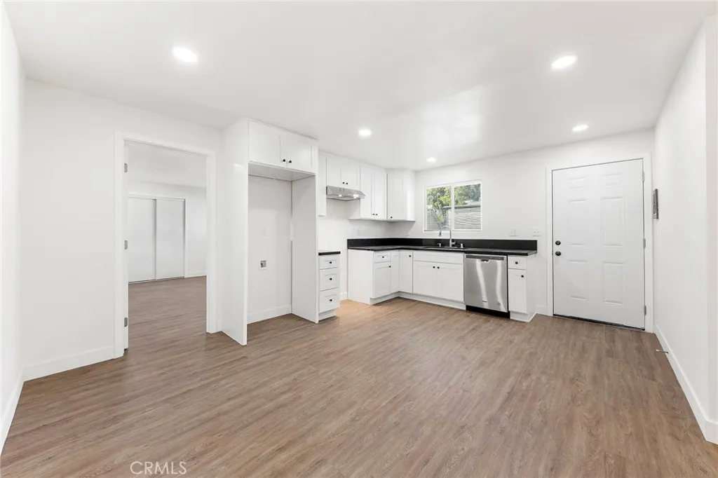 2060 E Cienega
