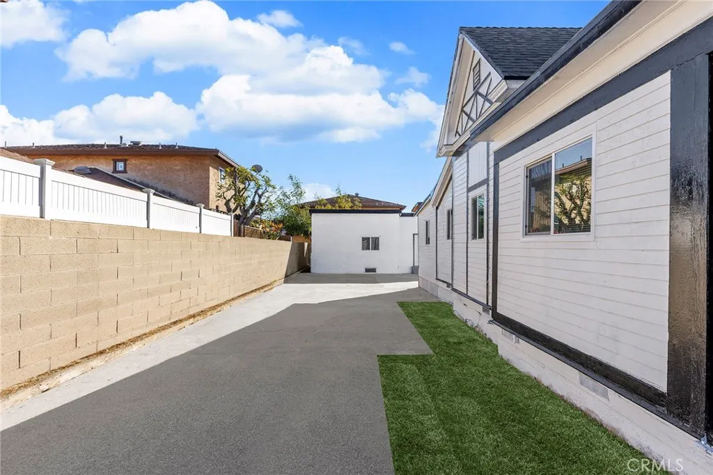 2060 E Cienega