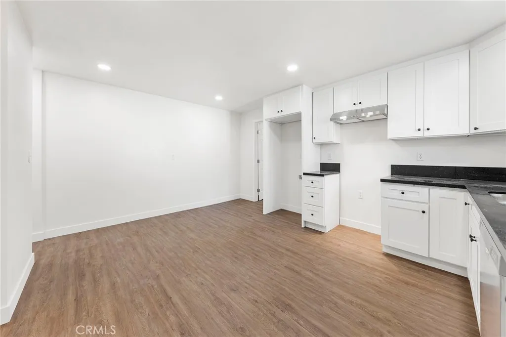 2060 E Cienega
