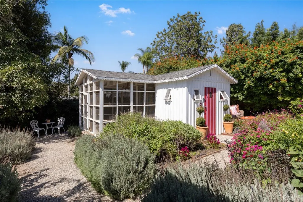 441 N Barranca