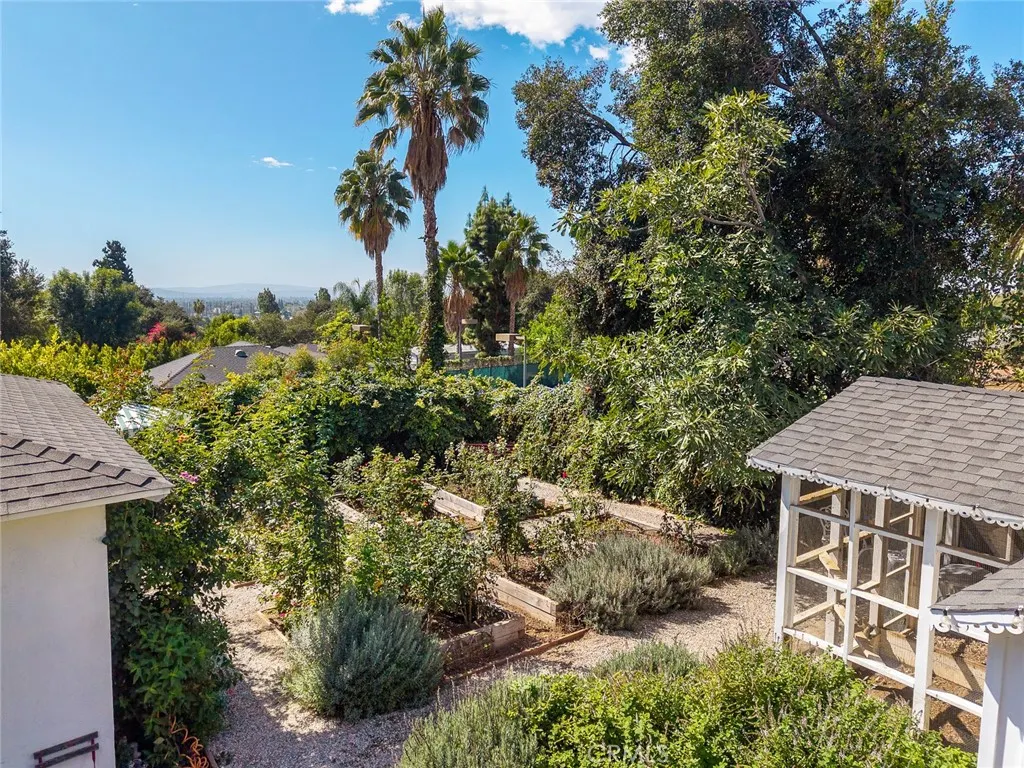 441 N Barranca
