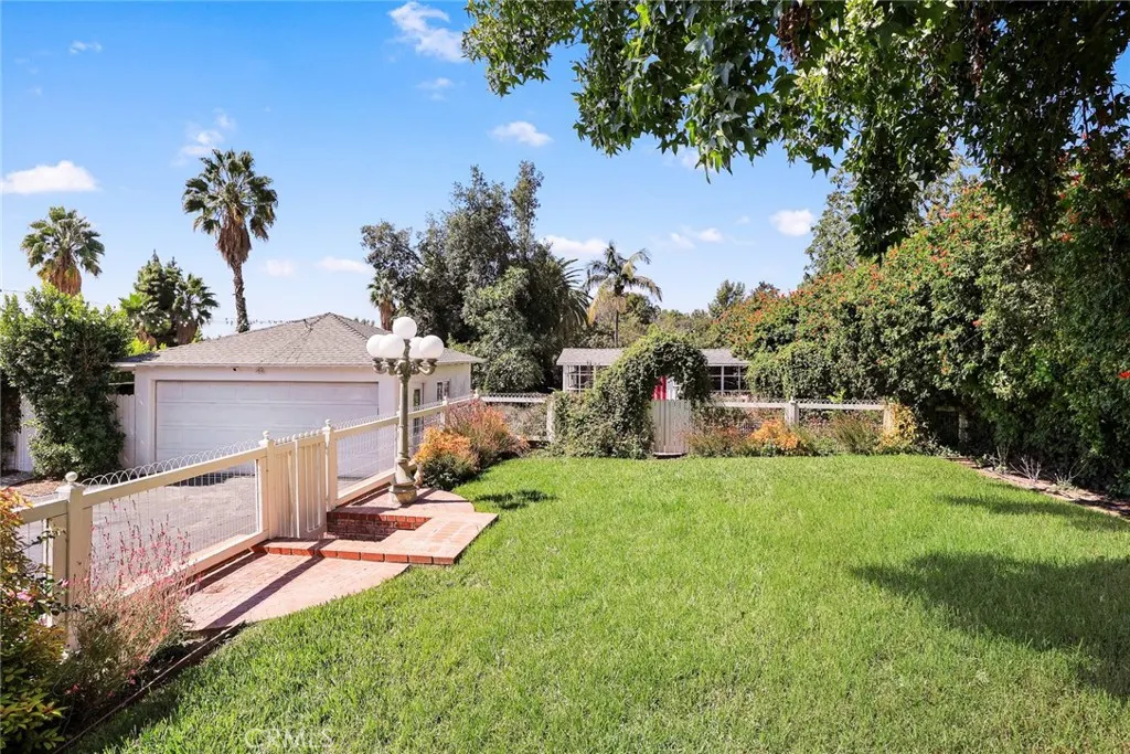 441 N Barranca