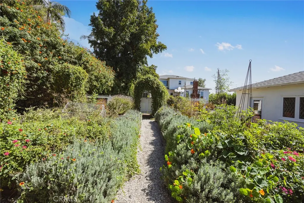 441 N Barranca